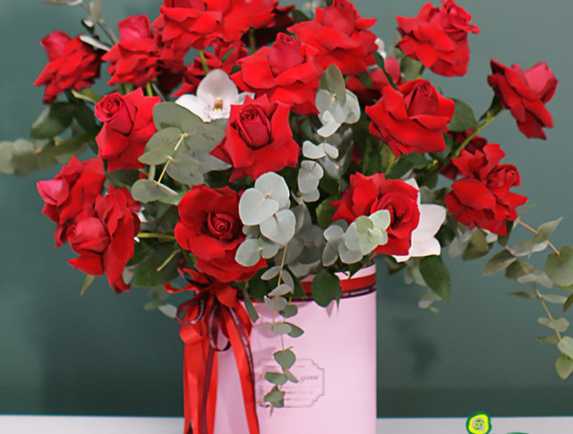 Роскошная коробка с красными розами ''Пламя любви''  (под заказ, 5 дней) Фото